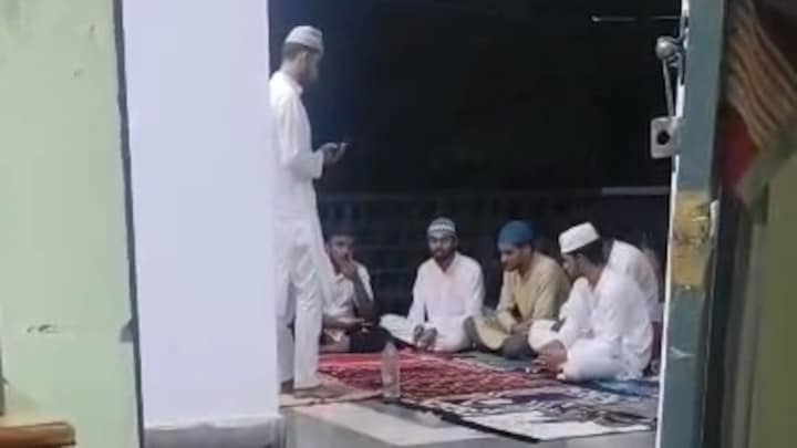 लखनऊ में इस विश्वविद्यालय के हॉस्टल के कॉरिडोर में पढ़ी गई नमाज... छात्रों ने की शिकायत और कही ये बड़ी बात Lucknow News