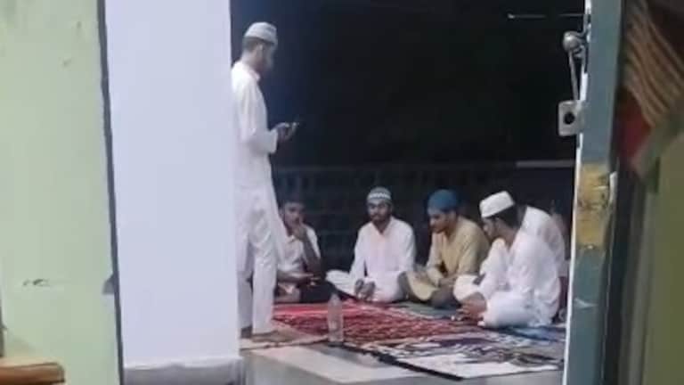 लखनऊ में इस विश्वविद्यालय के हॉस्टल के कॉरिडोर में पढ़ी गई नमाज... छात्रों ने की शिकायत और कही ये बड़ी बात Lucknow News