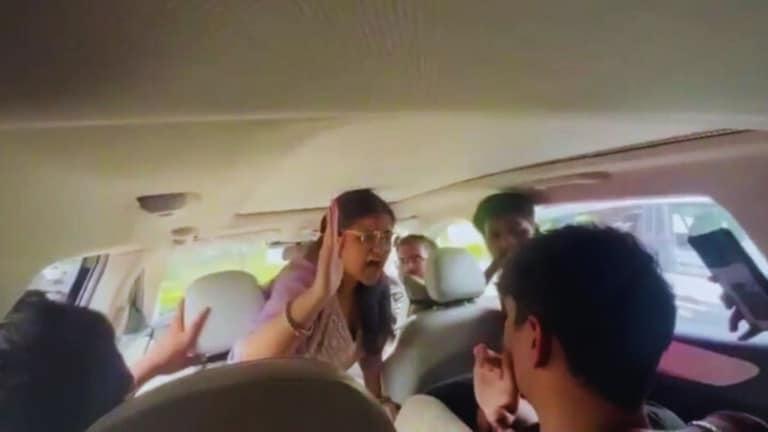 लखनऊ की मशहूर यूनिवर्सिटी में लड़के को दनादन थप्पड़ जड़ने वाली लड़की की कहानी भी जान लीजिए UP Tak