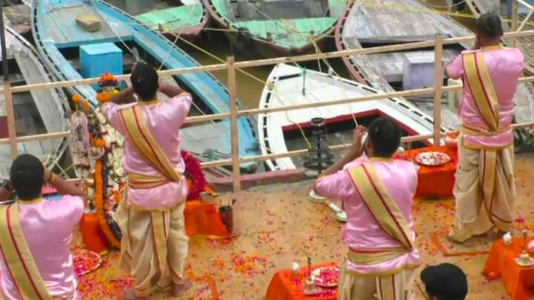 चंद्रग्रहण के कारण काशी में दोपहर में हुई विश्वविख्यात गंगा आरती, 34 साल में पांचवी बार बदला समय UP Tak