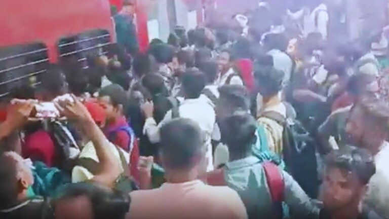 कानपुर रेलवे स्टेशन पर उमड़ी भयंकर भीड़, PET परीक्षा देने आए स्टूडेंट्स रिजर्व सीटों पर भी चढ़े, जिनके टिकट थे उनकी छूटी ट्रेन UP Tak