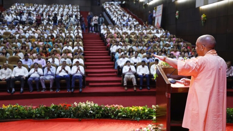 ITI के लिए चयनित 1510 प्रशिक्षकों को नियुक्ति पत्र देकर बड़ी बात कह गए सीएम योगी आदित्यनाथ UP Tak