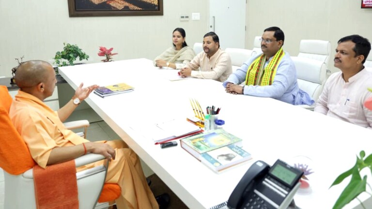 यूनिवर्सिटी के सामने हुए लाठीचार्ज विवाद के ABVP पदाधिकारियों से मिले CM योगी, ये बातें हुईं तय CM Yogi with ABVP officials