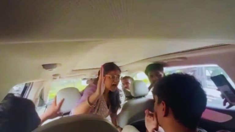 लखनऊ की फेमस यूनिवर्सिटी में लड़के को दनादन थप्पड़ जड़ने वाली लड़की जाह्नवी मिश्रा के साथ क्या हुआ? Lucknow News