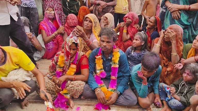 हमरीपुर में 25 घंटे के अंदर टूटी लव मैरिज... अपने 4 छोटे बच्चों को देख पसीजा प्रेमिका का दिल, किया प्रेमी को छोड़ने का फैसला Hamirpur News