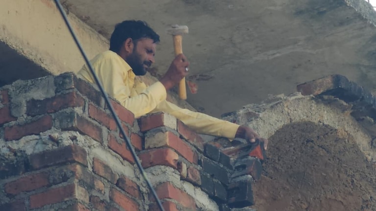 SDM कोर्ट के आदेश के बाद संभल के सपा सांसद बर्क ने खुद तुड़वाना शुरू किया मकान का अवैध हिस्सा Sambhal News