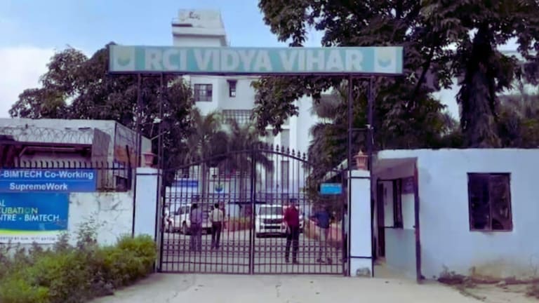 ग्रेटर नोएडा में हॉस्टल के बंद कमरे में दीपक और दिव्यांश ने मारी थी गोली, दोनों की मौत... कमरे से कराहने की आवाज सुनकर पहुंचा था गार्ड Two friends shot themselves in hostel