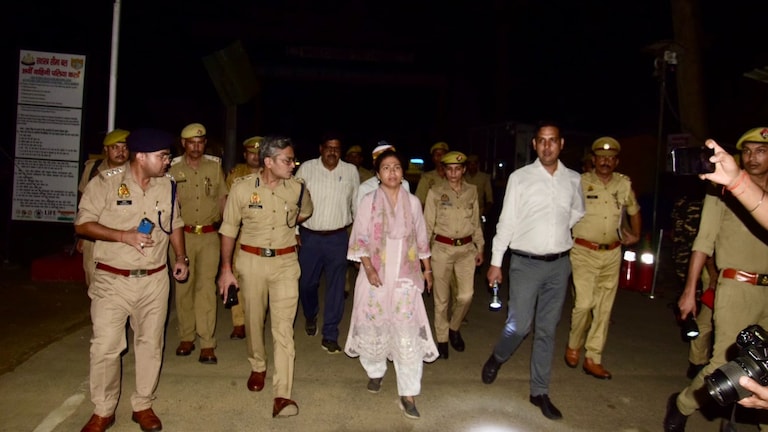 नेपाल में भारी बवाल के बीच फोर्स लेकर सड़क पर उतर गईं लखीमपुर खीरी DM दुर्गाशक्ति नागपाल, किया ये काम IAS Durga Shakti Nagpal