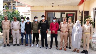 झांसी के Me Mirror स्पा सेंटर में मिलीं कामोत्तेजक दवाइयां और लड़कियां... चौंकाने वाला था पूरा नजारा UP Tak