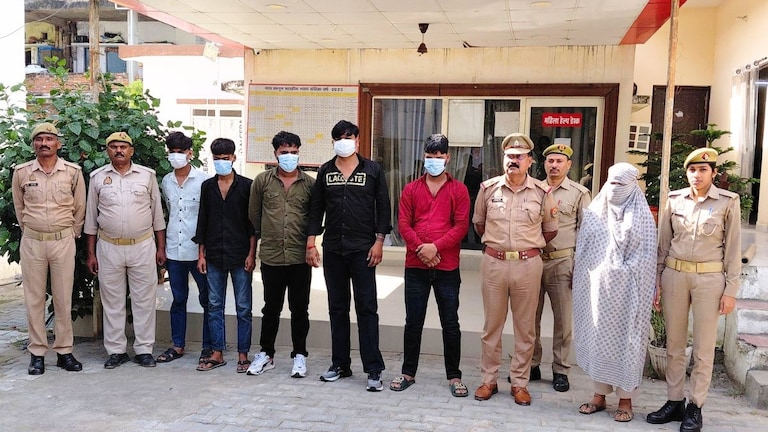 झांसी के Me Mirror स्पा सेंटर में मिलीं कामोत्तेजक दवाइयां और लड़कियां... चौंकाने वाला था पूरा नजारा UP Tak