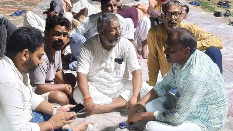 गाजीपुर में पुलिस लाठीचार्ज में सीताराम उपाध्याय की मौत, BJP नेताओं को थाने में पीटने का ये पूरा मामला जानिए Ghazipur News