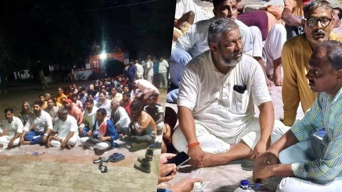 गाजीपुर में पुलिस की पिटाई से हुई भाजपा नेता सीताराम उपाध्याय की मौत के बाद हुआ ये बड़ा एक्शन BJP workers sitting inside police station in Ghazipur (Photo- ITG)