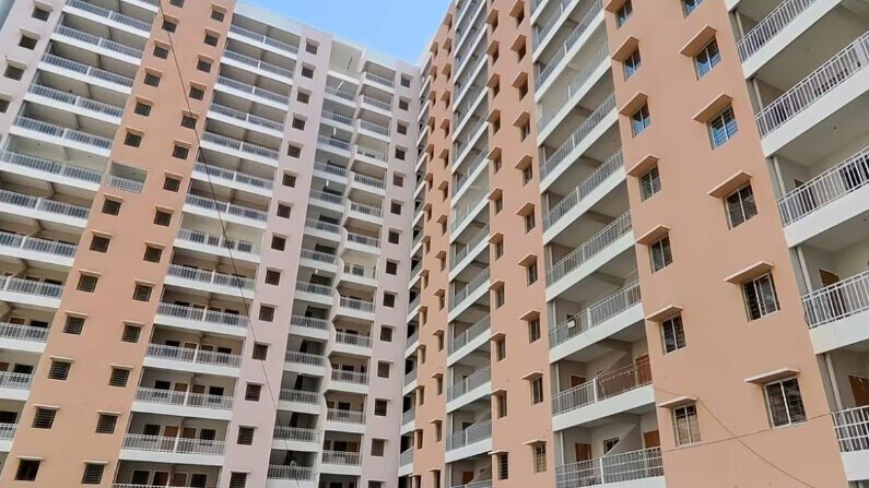 A non-refundable processing fee of Rs 2,500 (including GST) must be paid for each property you bid on, through SBI’s secure gateway via net banking or NEFT/RTGS.