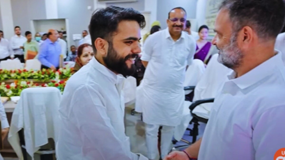 राहुल गांधी से हाथ मिलाते मंत्री दिनेश सिंह के बेटे की तस्वीर के पीछे की कहानी क्या है? यहां समझिए Rahul gandhi and dinesh singh's son