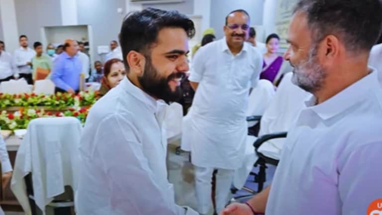 राहुल गांधी से हाथ मिलाते मंत्री दिनेश सिंह के बेटे की तस्वीर के पीछे की कहानी क्या है? यहां समझिए Rahul gandhi and dinesh singh's son