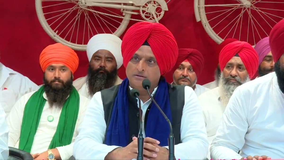 सिखों ने मंच पर अखिलेश को पहनाई पगड़ी उसके बाद सपा चीफ ने नेपाल से गाजीपुर तक BJP को खूब सुना दिया Akhilesh Yadav