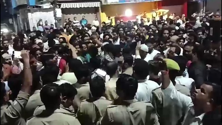 शाहजहांपुर में पैगंबर साहब पर आपत्तिजनक टिप्पणी के बाद मचा बवाल... हजारों की संख्या में लोगों ने थाने को घेरा Social Media post create unrest in Shahjahanpur