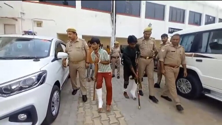 मेरठ पुलिस ने 5 लाख के तार चोरी करने वाले गिरोह को दबोचा, भागते बदमाश जाहिद और दिलशाद के पैर की टूटी हड्डी Meerut Crime News