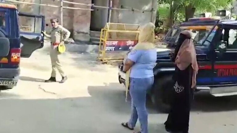 मेरठ के कंप्यूटर सेंटर से निकलने लगीं बुर्कानशीं, जींस, सूट पहने ये लड़कियां फिर पता चला यहां हो रहा था गंदा काम UP Tak