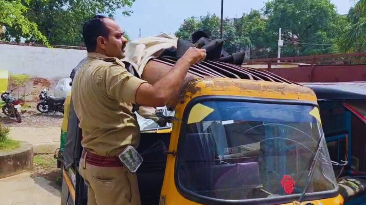 ऑटो की छत पर बना ली चैंबर और ढोने लगे गांजा... चंदौली में पकड़ाए इन देसी नार्कोस के करतब देखिए gang involved in drug smuggling
