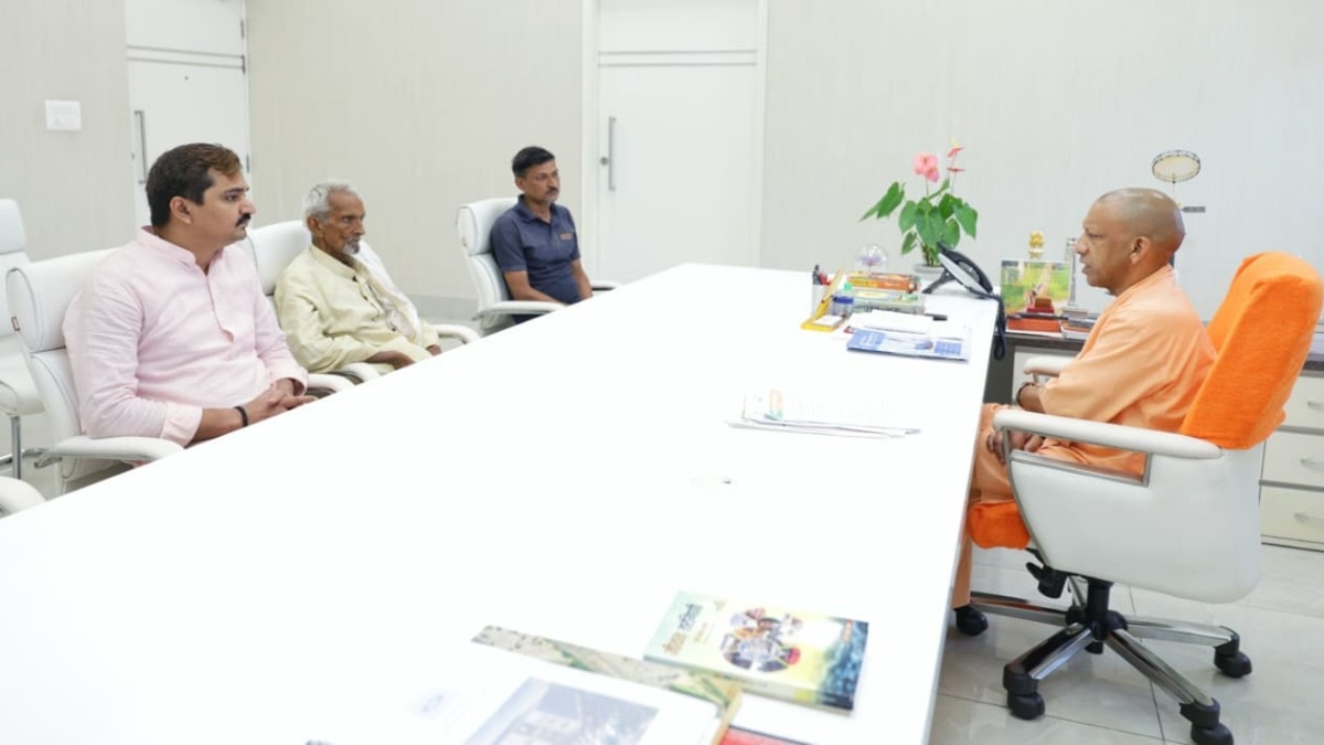 Cm yogi meet siyaram's family