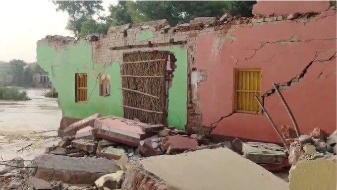 Ballia, Ballia news, Ballia viral news, Ballia viral news, Ballia, Ballia flood, Ballia flood video, up news, बलिया, बलिया न्यूज, बलिया बाढ़, बलिया गंगा कटान, बाढ़ की वीडियो, यूपी न्यूज