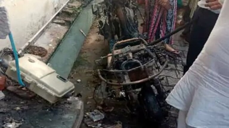 पोती को बचाकर 90 साल के दादा 85 साल की दादी ने दी कुर्बानी... आगरा में स्कूटी की बैटरी फटने से लगी आग में झुलसकर दंपति की मौत Agra News