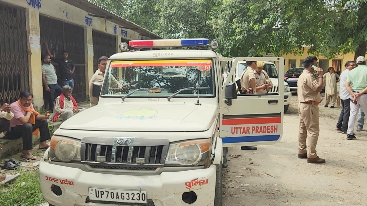 भदोही का गैंगस्टर अतीक अहमद पुलिस को चमका देकर हुआ फरार, ये कौन है और क्या है इसकी क्राइम कुंडली?