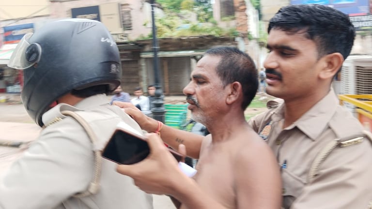 2 महीने से युवती को सोशल मीडिया पर फॉलो कर रहा था अधेड़ फिर प्रयागराज में ऑफिस के बाहर लगा छेड़ने Prayagraj, molestation case.