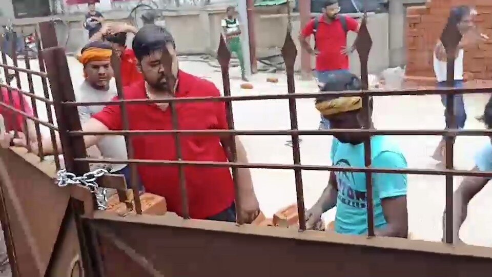 वाराणसी में महिलाएं थीं घर के अंदर, गेट के बाहर दीवार खड़ी करने लगा पूर्व भाजपा MLA का बेटा प्रशांत सिंह... क्या है माजरा Varanasi News