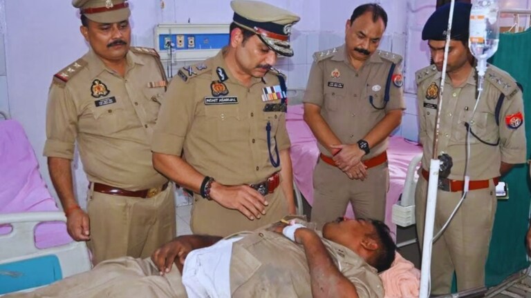 वाराणसी में वकीलों ने दारोगा मिथिलेश प्रजापति को पीट-पीटकर लहुलूहान कर दिया, इस लड़ाई की असली कहानी जान लीजिए Mithilesh Prajapati admit in hospital