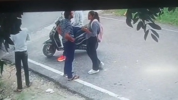 मेरठ में कबड्डी खिलाड़ी राजा कॉलेज के बाहर कर रहा था लड़की से बात... अचानक आए नकाबपोश लड़कों ने उसे खूब मारा, गोली भी चलाई Meerut Crime News