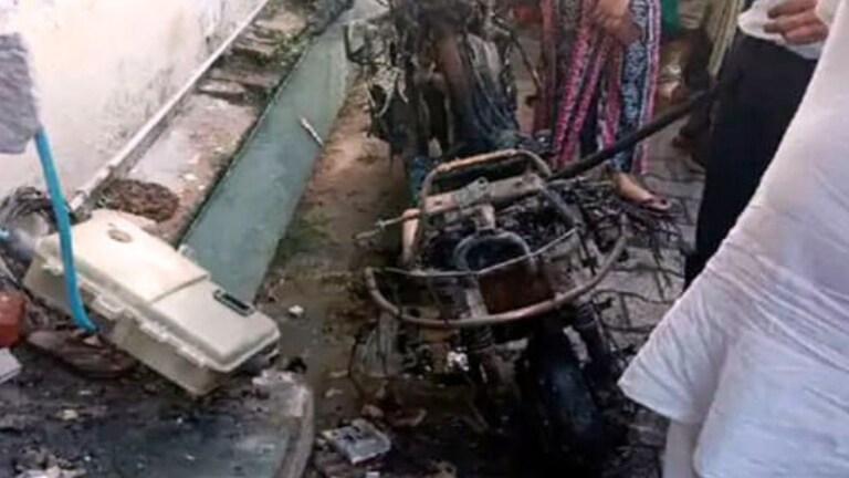 इलेक्ट्रिक स्कूटी ने आगरा के प्रमोद अग्रवाल को दिया जिंदगी भर का जख्म! 90 साल के पिता और 85 की मां को नहीं बचा पाए UP Tak