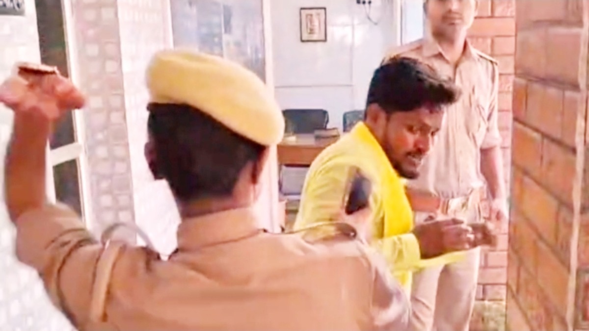 पीला गमछा पहन गाजीपुर एसपी ऑफिस में गए ओपी राजभर के कार्यकर्ता को महिला पुलिसकर्मी ने कई थप्पड़ मारे, ऐसा क्या किया था उसने?
