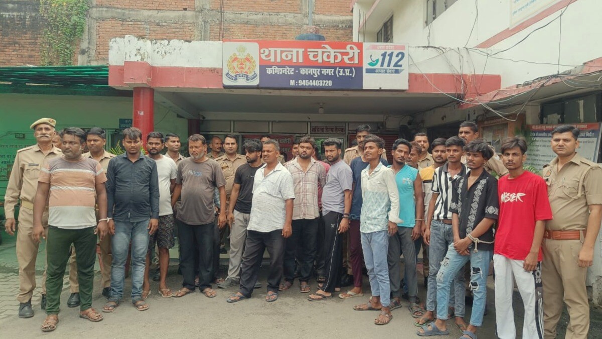 20 दिनों से कानपुर ग्रामीण क्षेत्र में चैन की नींद नहीं सो पा रहे थे लोग, अब पुलिस ने 54 लोगों को उठाया तो ये पता चला Kanpur, Kanpur News, Kanpur viral news, Kanpur police, up news, कानपुर, कानपुर न्यूज, कानपुर पुलिस, ड्रोन, चोर, चोर अफवाह, ड्रोन की अफवाह, रात में ड्रोन की सच्चाई, यूपी न्यूज