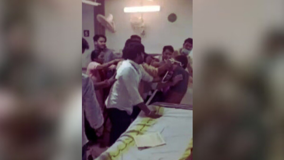 नोएडा के ESIC हॉस्पिटल में डॉक्टरों ने पहले मरीज को पीटा फिर धक्का देकर निकाल दिया बाहर? वायरल वीडियो में ये सब दिखा Noida News
