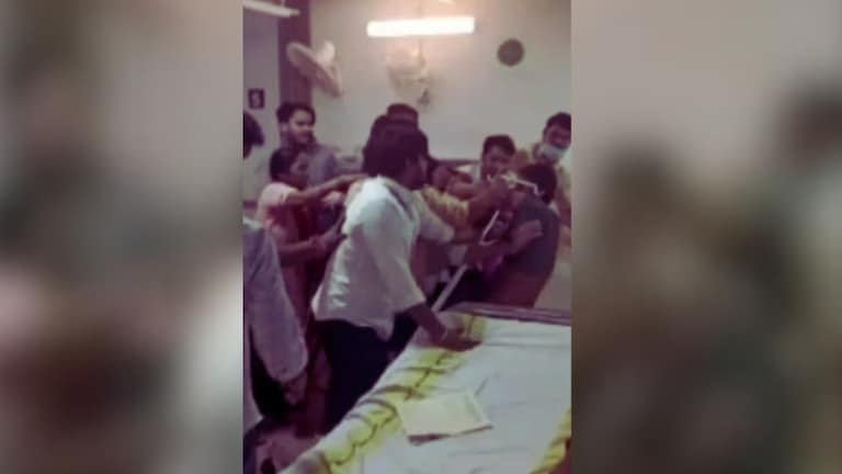 नोएडा के ESIC हॉस्पिटल में डॉक्टरों ने पहले मरीज को पीटा फिर धक्का देकर निकाल दिया बाहर? वायरल वीडियो में ये सब दिखा Noida News