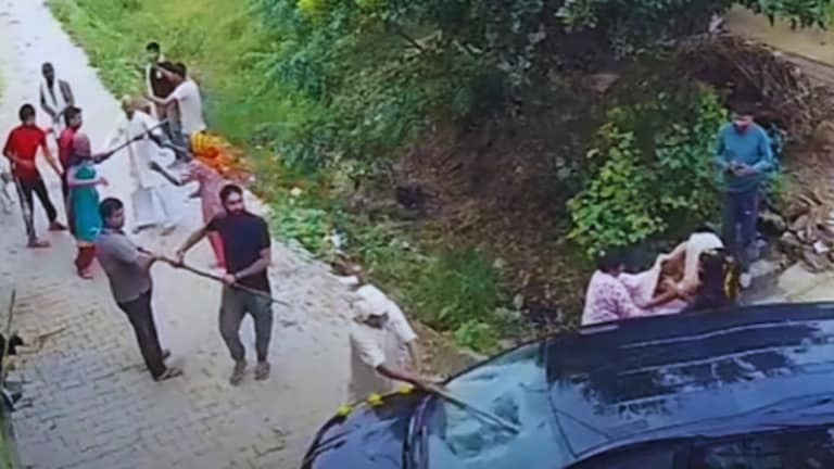 बागपत में स्कॉर्पियों से उतरीं नकाबपोश महिलाएं फिर सड़क पर शुरू हुई सास-बहू वाली फाइट Baghpat News