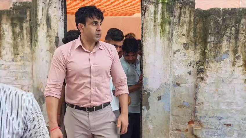 ASP अनुज चौधरी की संभल से विदाई के वक्त देखने लायक रहा नजारा... सजधज कर घोड़ा-बग्गी आई पर चढ़े ही नहीं! Anuj Chaudhary