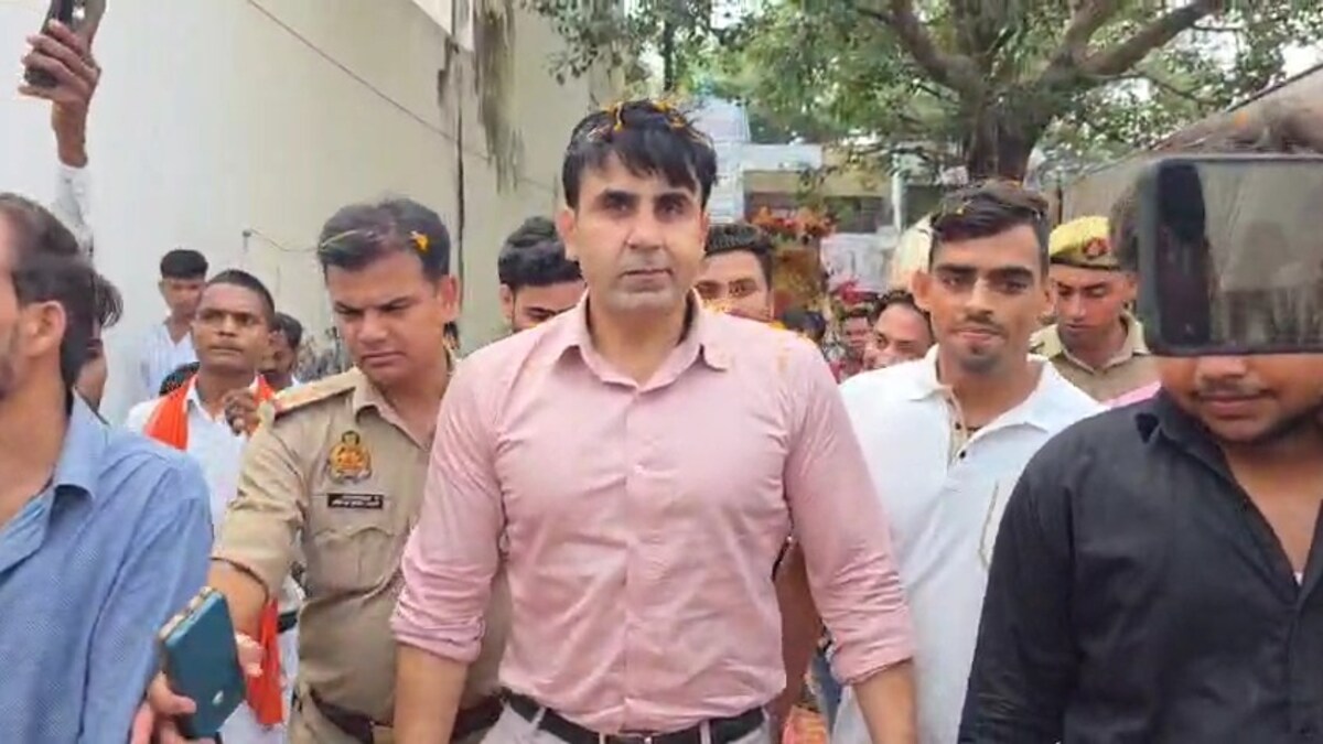 संभल से अनुज चौधरी की विदाई में दिखा गजब का नजारा, कई इंतजाम धरे के धरे रह गए और कुछ यूं निकले पहलवान अफसर Anuj Chaudhary