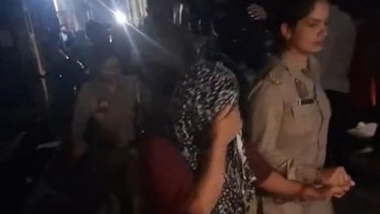 अयोध्या में पुलिस चौकी से 500 मीटर दूर गेस्ट हाउस में कई सालों से चल रहा था सेक्स रैकेट... छापा पड़ने पर इतनी लड़कियां मिलीं Sex Racket Busted in Ayodha