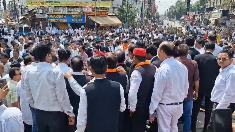 मेरठ में हाईकोर्ट बेंच की मांग को लेकर सड़क पर उतरे सैकड़ों वकील, बताया क्यों है इसकी यहां जरूरत? Meerut News
