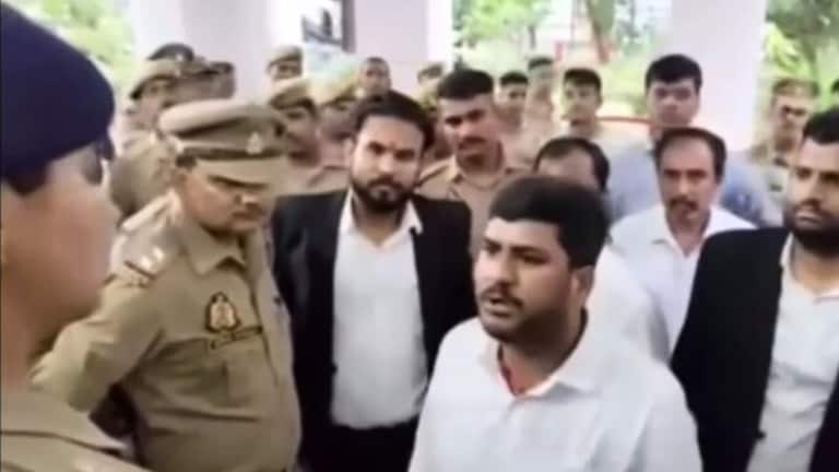 वाराणसी में महिला IPS से वकीलों की बहस का वीडियो वायरल, खदेड़े गए एडवोकेट तो मचा बवाल, कौन हैं ADCP नीतू कादयान? UP Tak