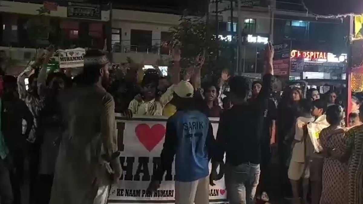 उन्नाव में 'I love मोहम्मद' के जुलूस में भारी बवाल, मुस्लिम महिलाएं छीनने लगीं पुलिस की लाठियां, माजरा क्या है?