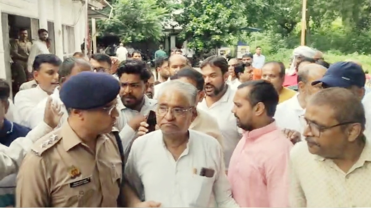 Gorakhpur, Gorakhpur News, Gorakhpur viral news, Gorakhpur crime, Gorakhpur bjp, up news, Gorakhpur police, bjp, गोरखपुर, गोरखपुर न्यूज, गोरखपुर बीजेपी नेता, बुलडोजर, भाजपा नेता की दुकान पर चला बुलडोजर, यूपी न्यूज 