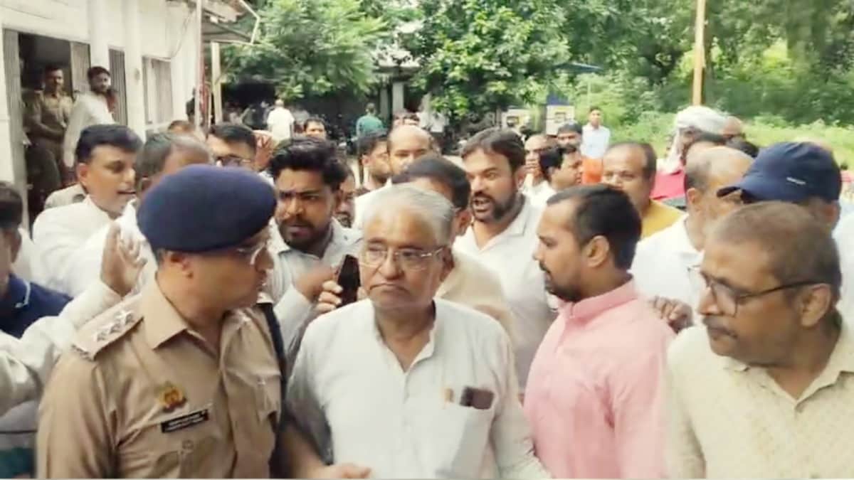गोरखपुर में BJP नेता चिरंजीवी चौरसिया की 1980 से चली आ रही दुकान पर चला बुलडोजर! फफक-फफक कर रोने लगे Gorakhpur, Gorakhpur News, Gorakhpur viral news, Gorakhpur crime, Gorakhpur bjp, up news, Gorakhpur police, bjp, गोरखपुर, गोरखपुर न्यूज, गोरखपुर बीजेपी नेता, बुलडोजर, भाजपा नेता की दुकान पर चला बुलडोजर, यूपी न्यूज