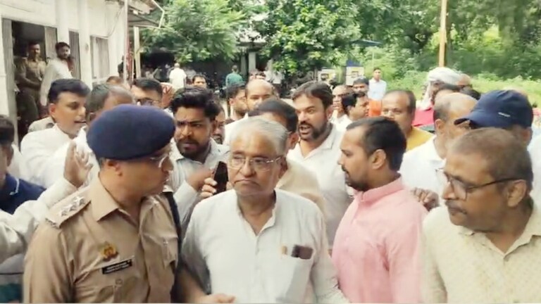 गोरखपुर में BJP नेता चिरंजीवी चौरसिया की 1980 से चली आ रही दुकान पर चला बुलडोजर! फफक-फफक कर रोने लगे Gorakhpur, Gorakhpur News, Gorakhpur viral news, Gorakhpur crime, Gorakhpur bjp, up news, Gorakhpur police, bjp, गोरखपुर, गोरखपुर न्यूज, गोरखपुर बीजेपी नेता, बुलडोजर, भाजपा नेता की दुकान पर चला बुलडोजर, यूपी न्यूज