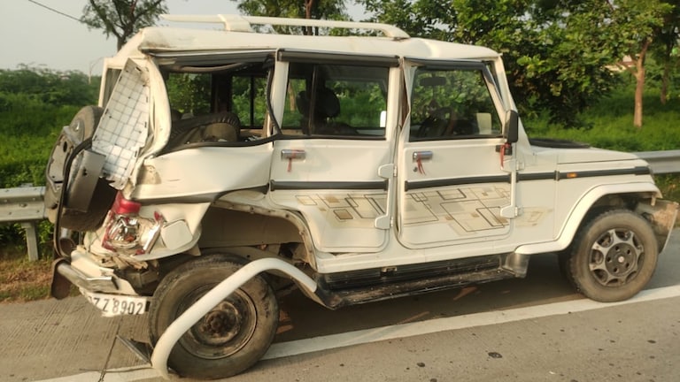 प्रयागराज में खराब हुई बोलेरो तो सड़क पर चादर बिछाकर सो गए 8 लोग, सुबह 4 इस हाल में मिले Prayagraj Accident