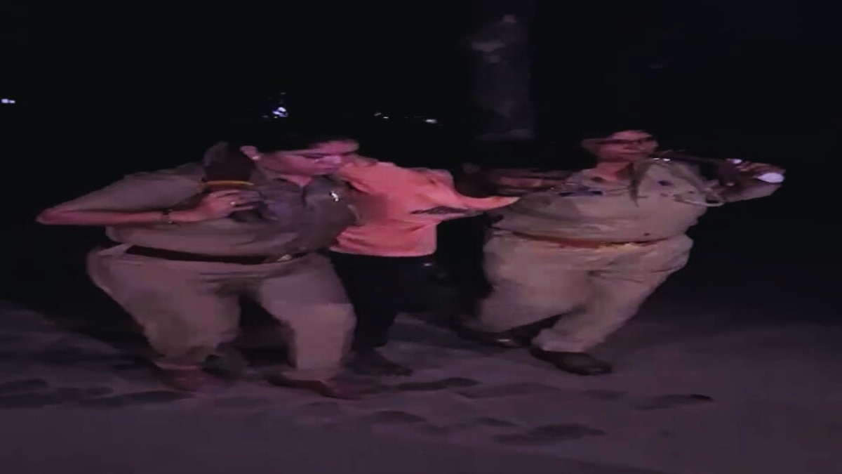 गाजियाबाद में महिला पुलिस ने कर दिया जितेंद्र का एनकाउंटर! फिर उसे कंधे पर उठाकर लाती दिखीं