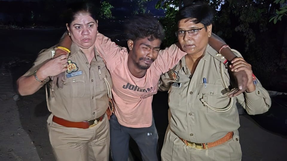 गाजियाबाद में महिला पुलिस ने कर दिया जितेंद्र का एनकाउंटर! फिर उसे कंधे पर उठाकर लाती दिखीं